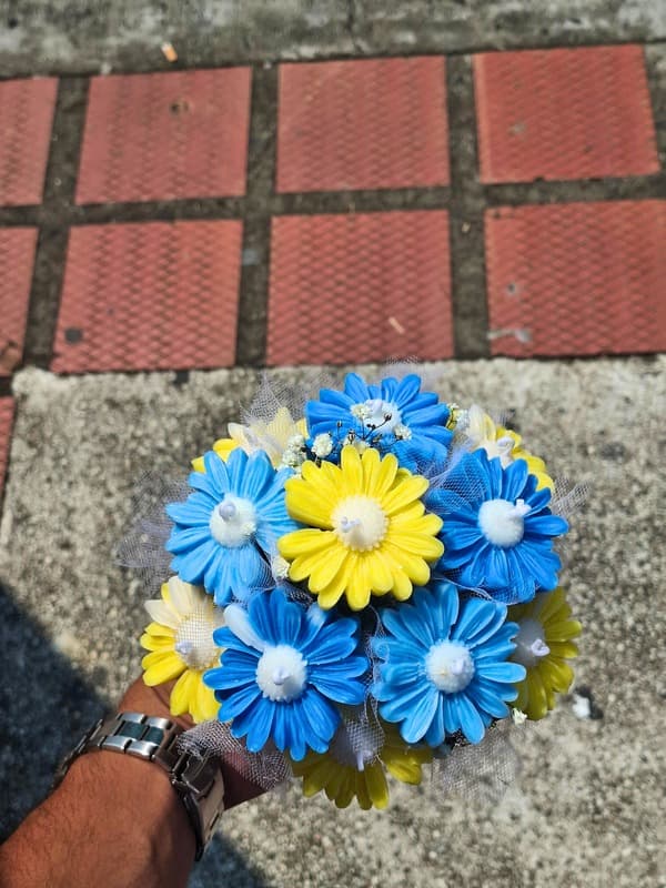 Bouquet de margaritas en azul