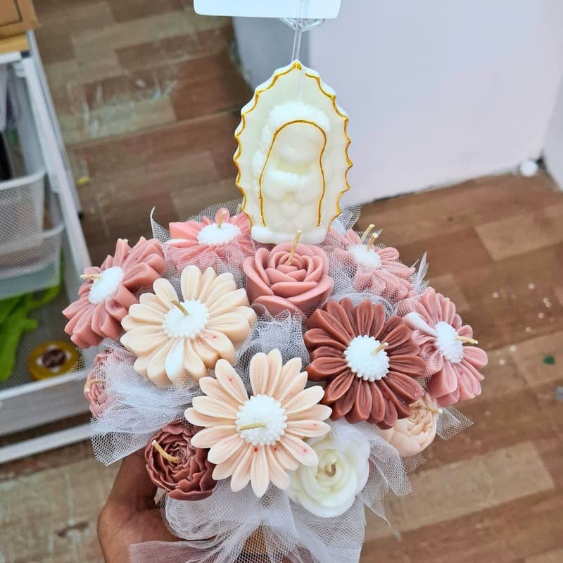 Bouquet pastel sobre espejo decorativo
